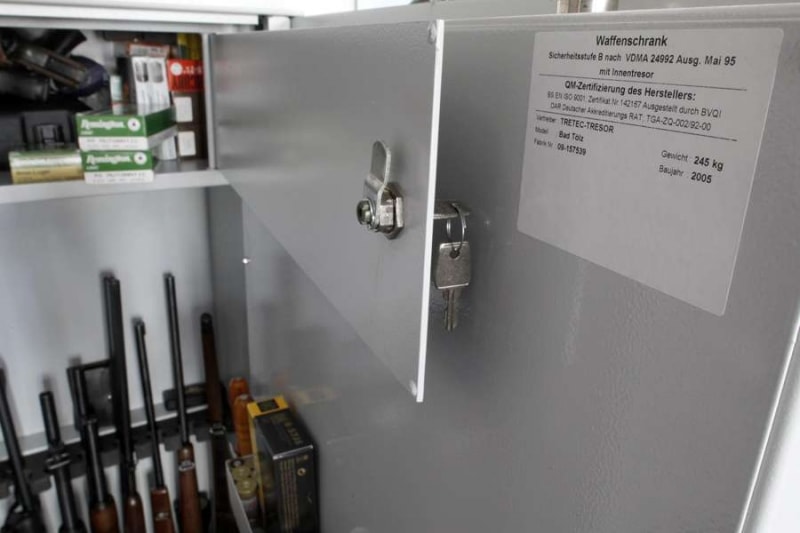 Для хранения боеприпасов предусмотрено запираемое патронное отделение.